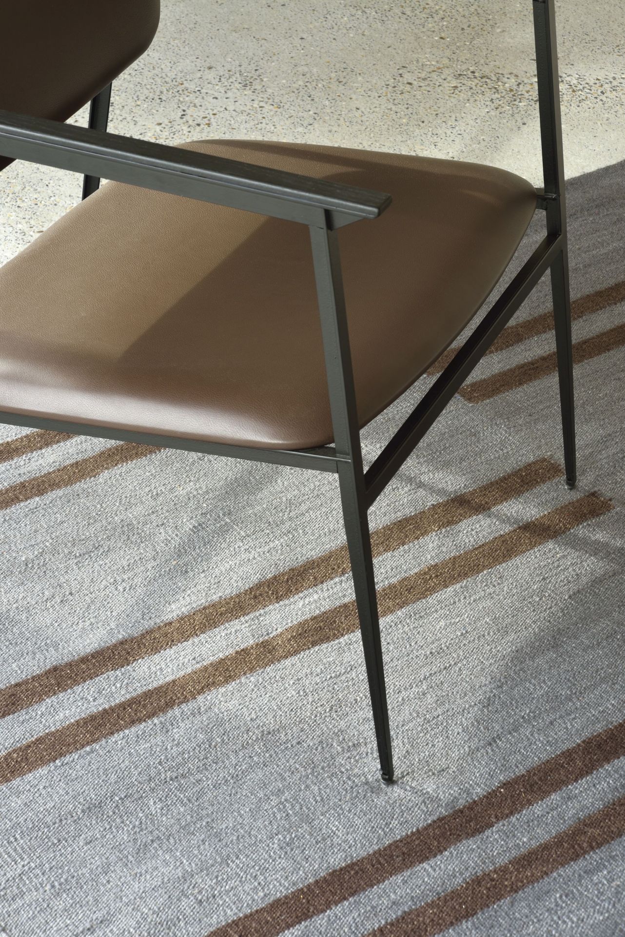 Detailansicht des Blue Mazandaran Kilim Teppichs mit braunen Streifen und Stuhlbein. Ethnischer Teppich.