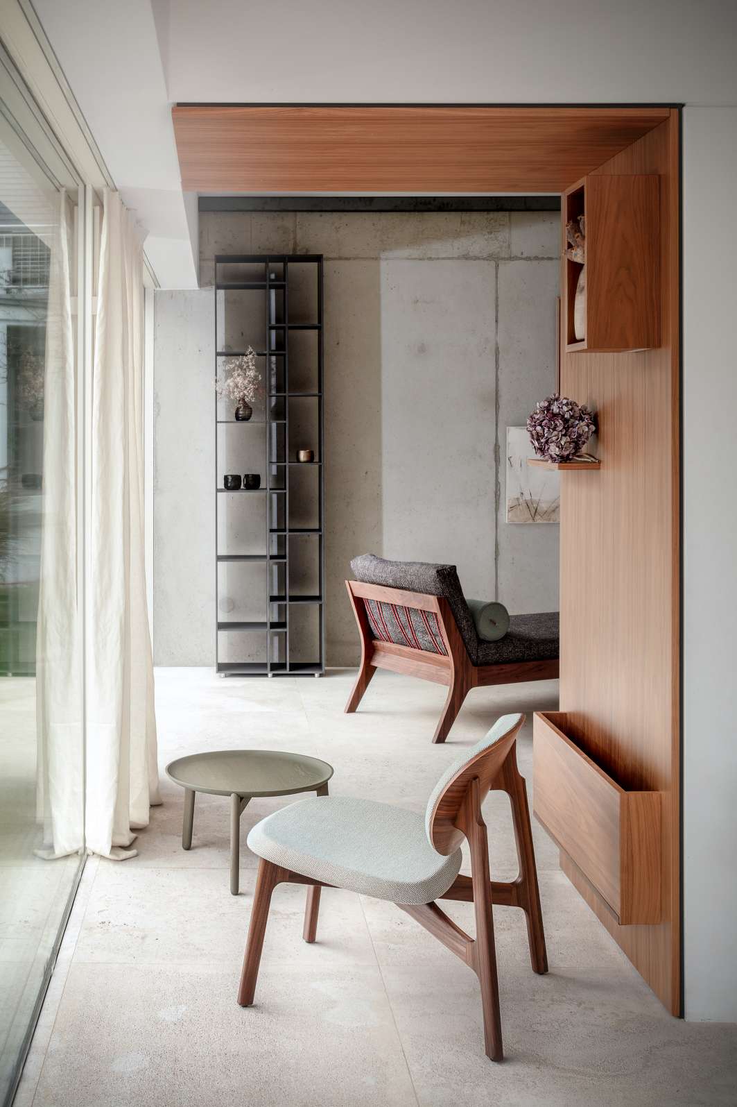 Plaisir 2 Beistelltisch von Zeitraum, kleiner runder Tisch in modernem Wohnraum mit Stuhl und Regal.