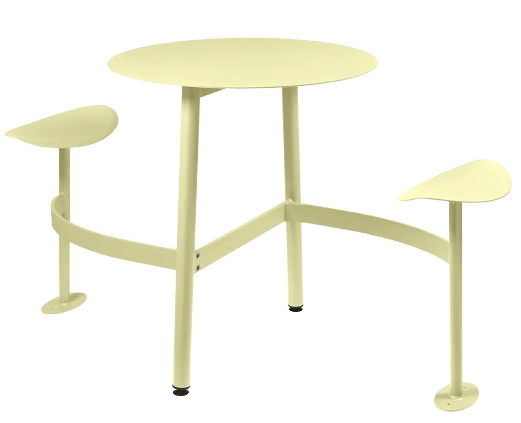 Bolder 2-Sitzer Tisch von Fermob in Gelb für den Außenbereich, ideal für Garten und Terrasse.