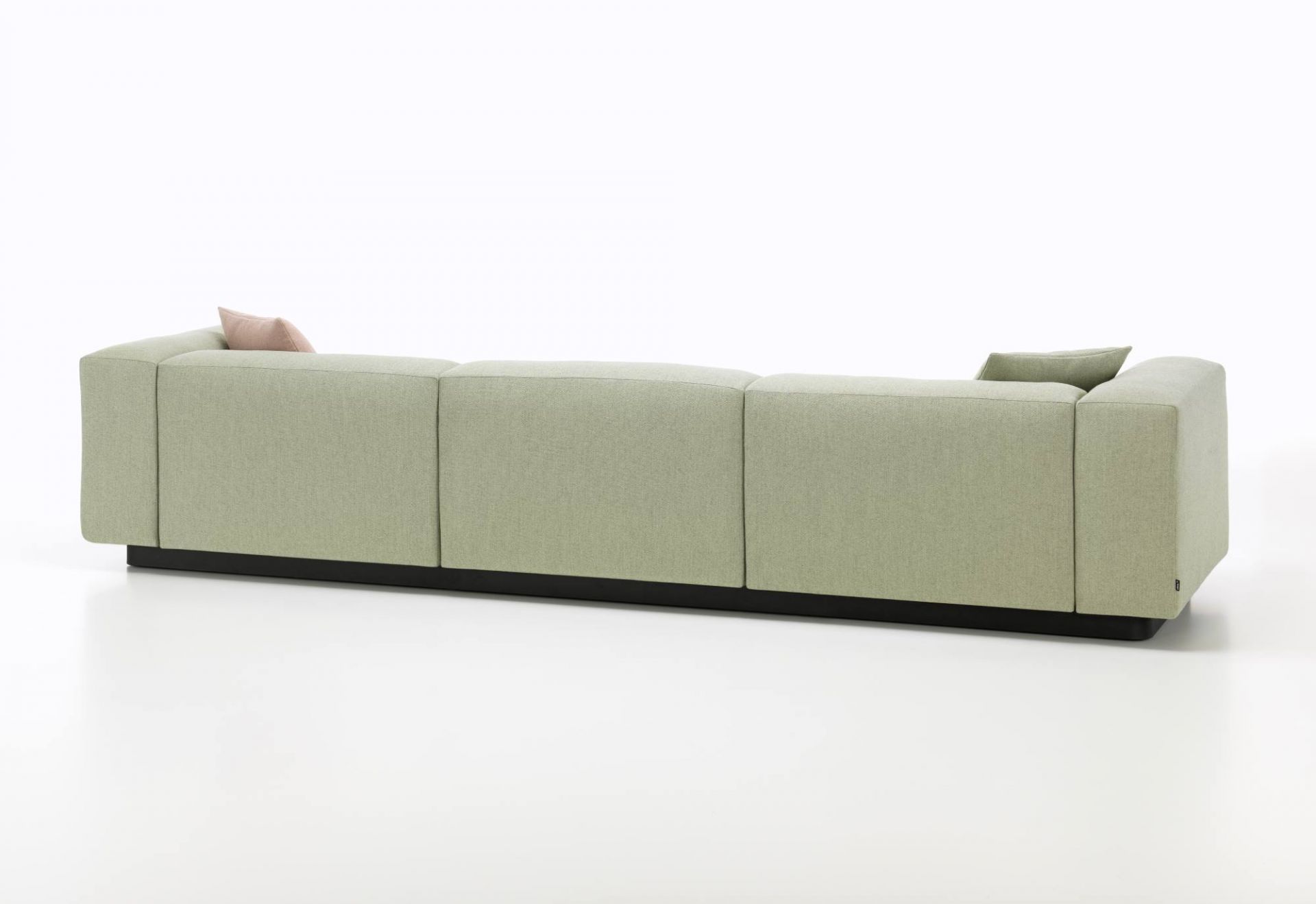 Rückansicht des grünen Soft Modular Sofas (Dreisitzer) von Vitra mit Kissen. Modernes Design.