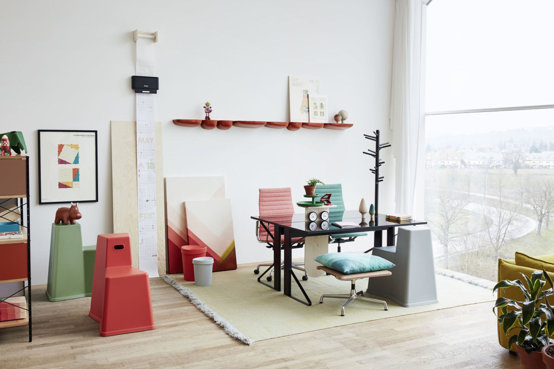 Detailaufnahme eines modern eingerichteten Büros mit einem langen, braunen Vitra Corniches Wandboard an der Wand.