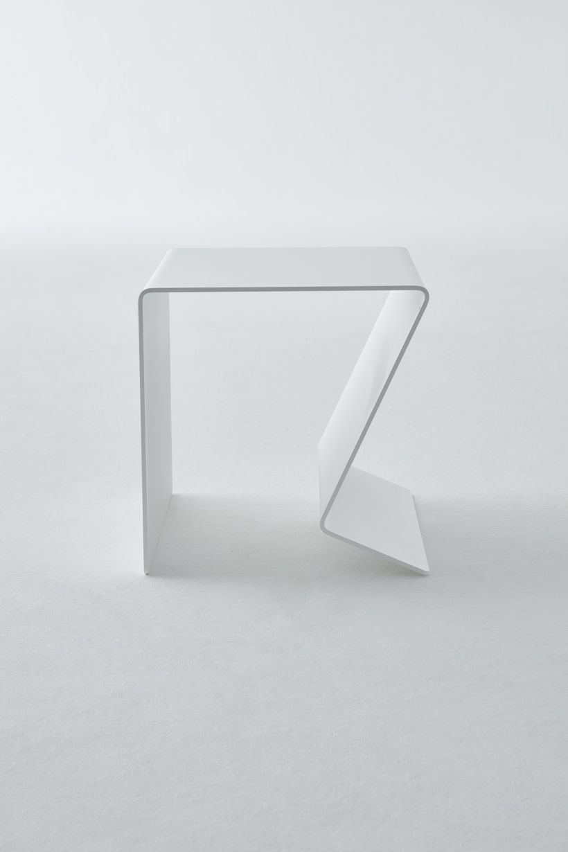 Weißer Buk  Beistelltisch von Müller Möbelwerkstätten, minimalistisches Design für Wohnzimmer und Büro.