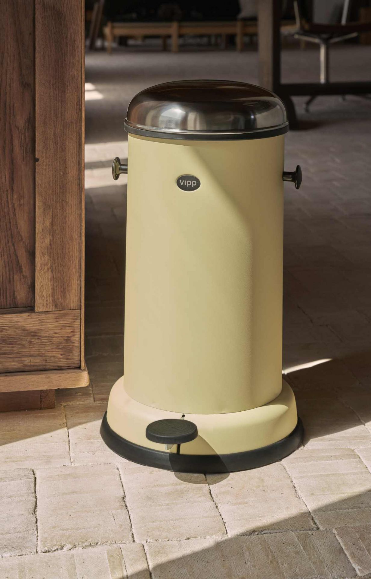 Marie´s Yellow Vipp Treteimer Limited Edition aus Stahl mit Edelstahldeckel und schwarzem Fußtritt.