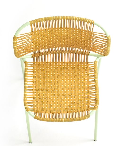 Cielo Stuhl: Detailansicht des Outdoor-Stapelstuhls mit geflochtener Sitzfläche und Rückenlehne, ideal für Garten und Terrasse.
