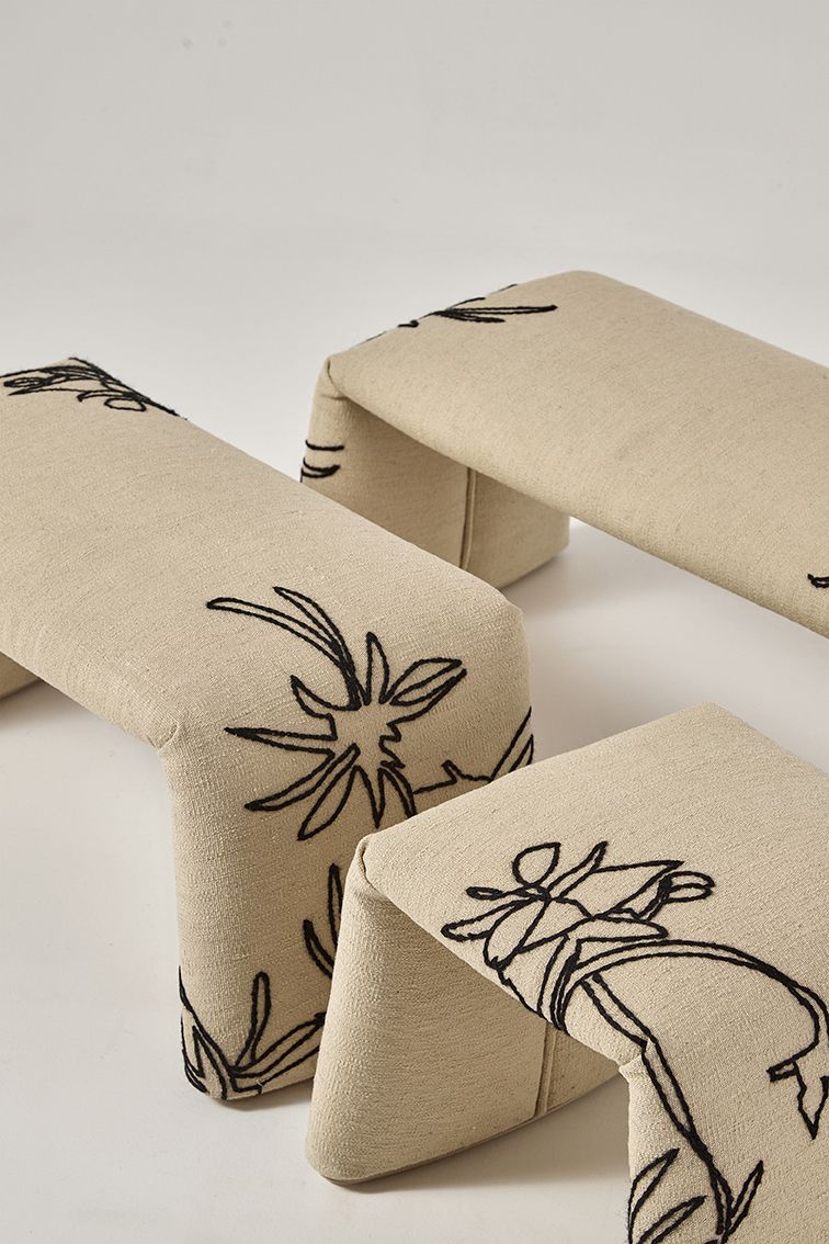 Beige Nanimarquina Bank mit Blumenmuster: Folded Flower Bench, moderne Sitzbank für Wohnzimmer und Wartebereiche.