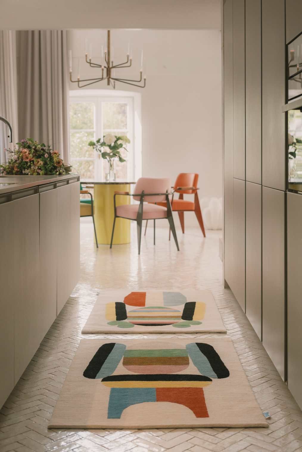 Elis Teppich: Zwei moderne Designerteppiche mit geometrischen Formen in einem hellen Raum.