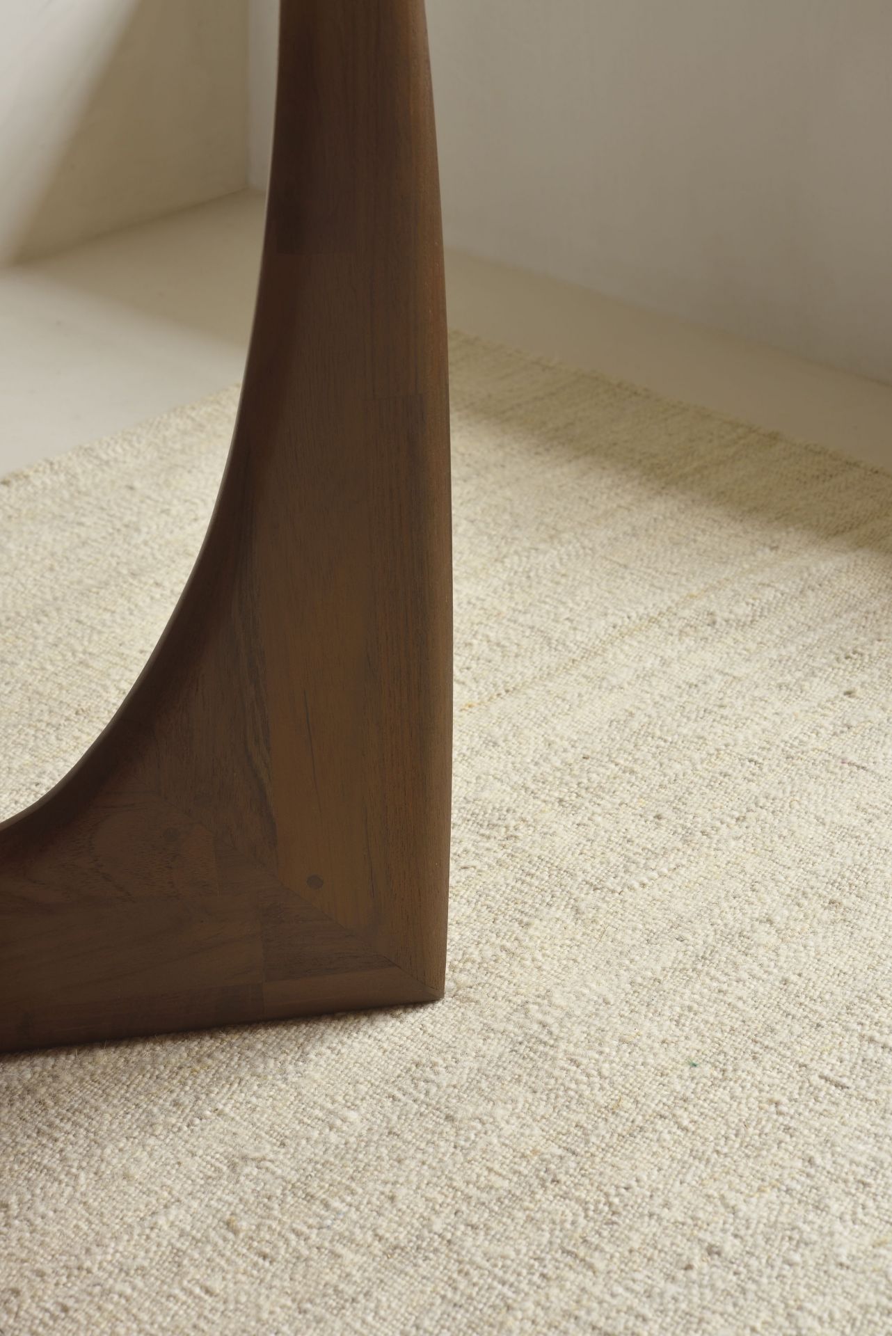 Detailaufnahme des Ethnicraft Sand Nomad Kilim Teppichs (B 250) mit ethnischer Textur und Muster.