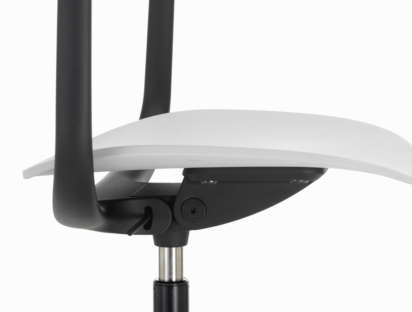 Detailaufnahme Mynt Bürodrehstuhl von Vitra: Weiße Sitzfläche und schwarze Rückenlehne aus Kunststoff, ergonomisch und modern.