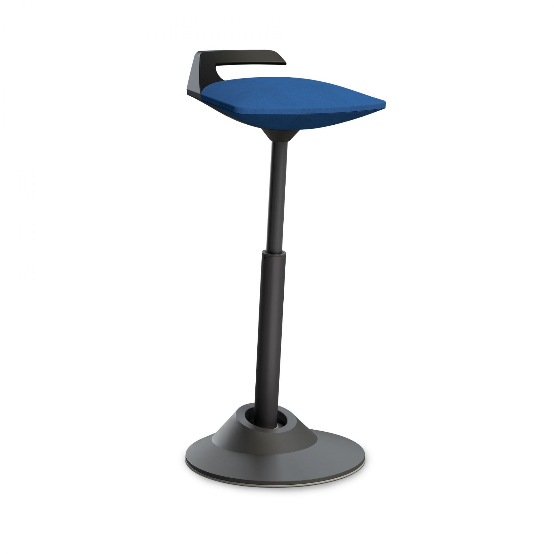 Blauer Stehhocker mit Rückenlehne, höhenverstellbar, ergonomisch für Büro und Homeoffice, isoliert auf weißem Hintergrund.