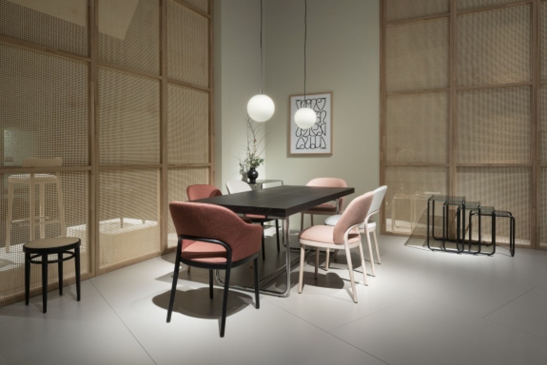 Esszimmer mit Thonet 520 PF Polsterstühlen in Rosa und Grau um einen Esstisch.