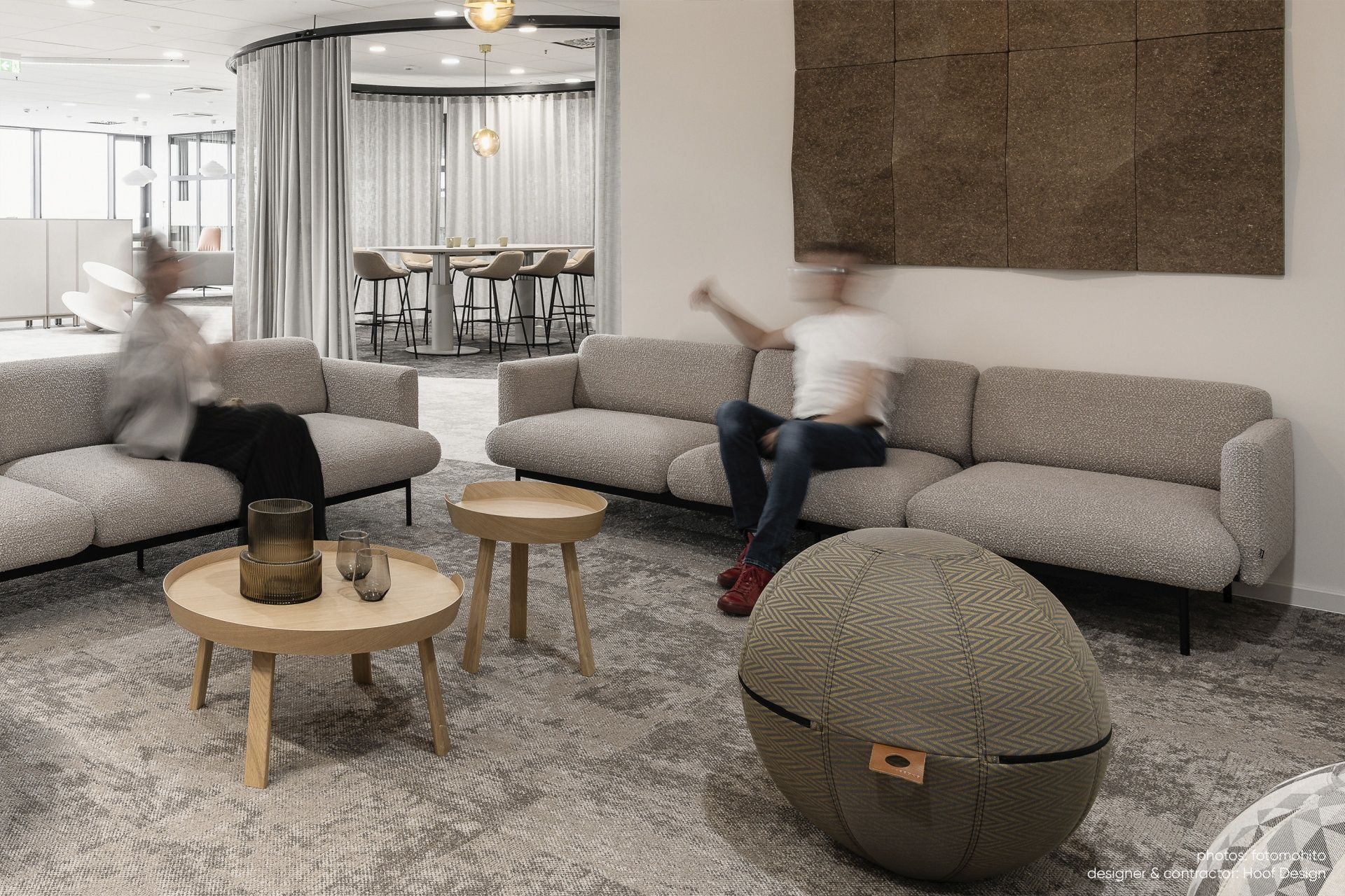 Bejot fora FR 423 Sofa 3-Sitzer in Beige im modernen Büro-Loungebereich mit Sitzgelegenheiten.