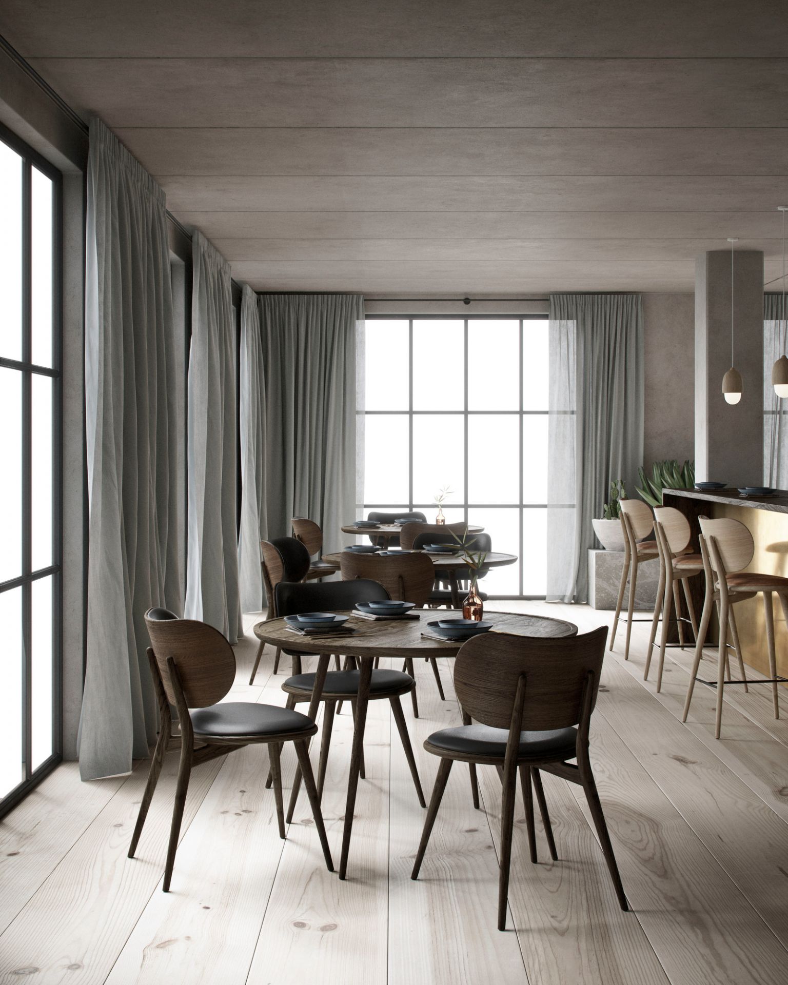 Innenansicht eines Restaurants mit Holztischen, Stühlen und Mater Barhockern mit Rückenlehne.