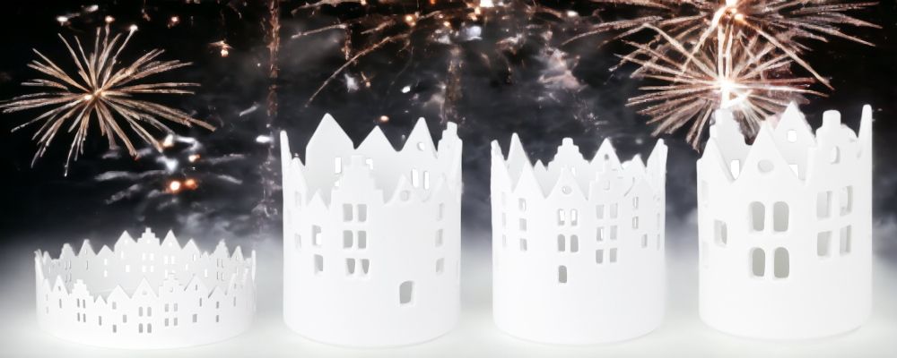 Zuhause Lichthaus Stadtlichter 4er Set von Räder, weiße Porzellan Windlichter mit Stadtsilhouette vor Feuerwerk.