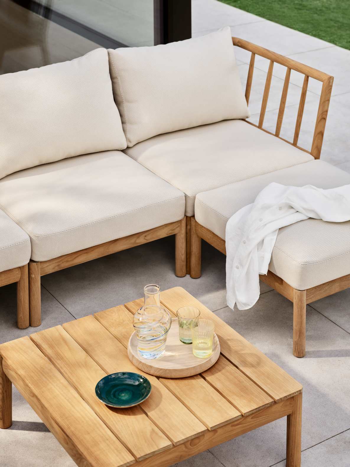 Nahaufnahme des Tradition Lounge Tisches H 27 cm von Skagerak by Fritz Hansen mit Lounge-Möbeln und Accessoires.