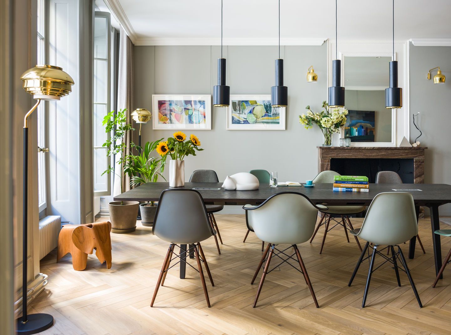 Esszimmer mit Eames Plastic Arm Chair DAW Stühlen von Vitra und Sitzpolsterung. Designklassiker.
