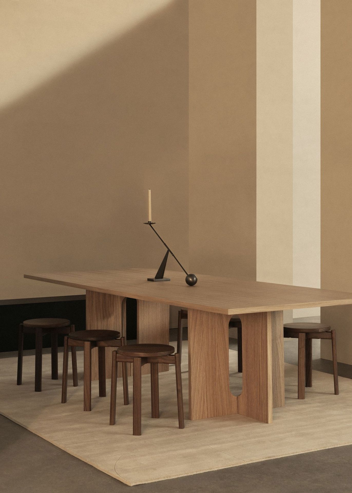 Audo Copenhagen Passage Stool Hocker aus Holz, arrangiert um einen Esstisch in einem minimalistischen Interieur.