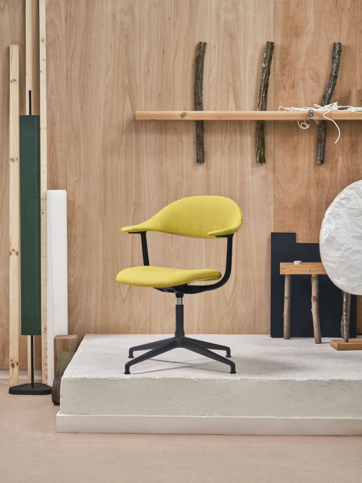 Gelber Mynt Bürodrehstuhl von Vitra mit Kunststoff Rückenlehne und Sitz auf schwarzem Fußkreuz.