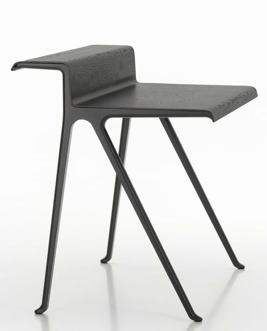 Schwarzer Courier Schreibtisch von Vitra mit drei Beinen und minimalistischem Design für moderne Arbeitsbereiche.