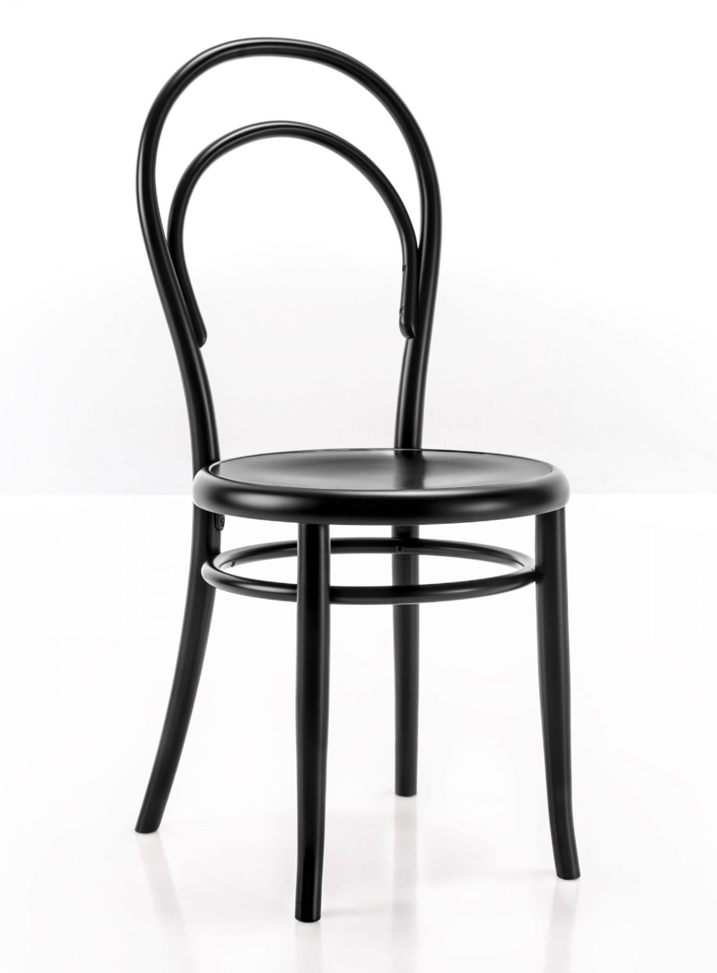 Schwarzer N. 14 Stuhl von Wiener GTV Design, Bugholzstuhl mit runder Sitzfläche und geschwungener Rückenlehne.