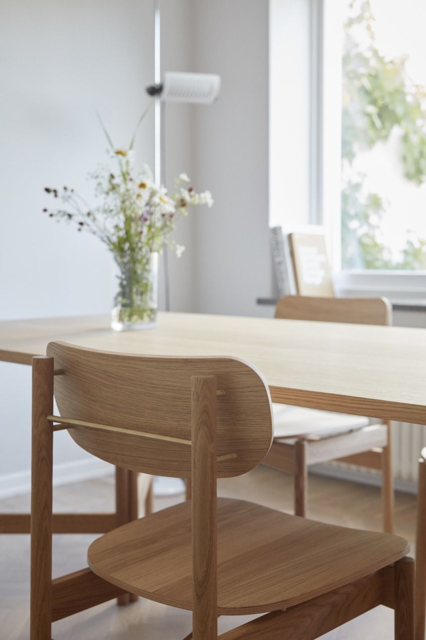 Nahaufnahme eines Vester Chair Stuhls von Skagerak by Fritz Hansen aus hellem Holz.