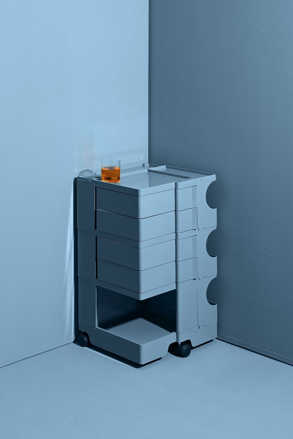 Blauer Boby Rollcontainer mit Schubladen und Glas, B-Line LIMITED EDITION, für Büro und Zuhause.