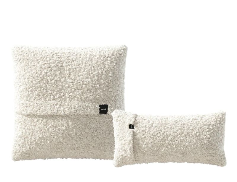 Vetsak Kissen Set mit zwei flauschigen Kissen in Weiß, quadratisch und rechteckig für Sofa oder Bett.