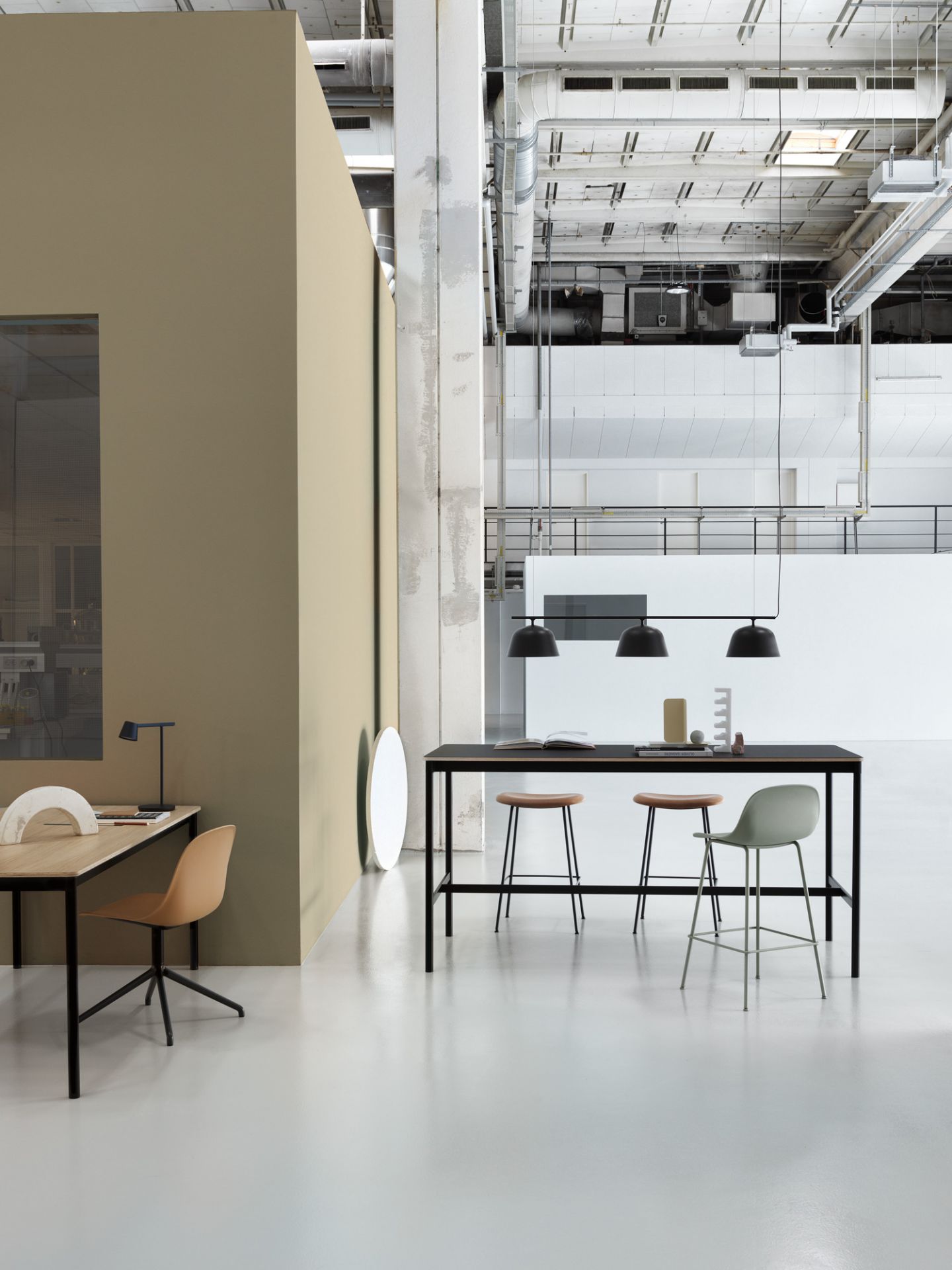 Base High Table Stehtisch von Muuto mit Eichenplatte und weißem Gestell in modernem Büro.