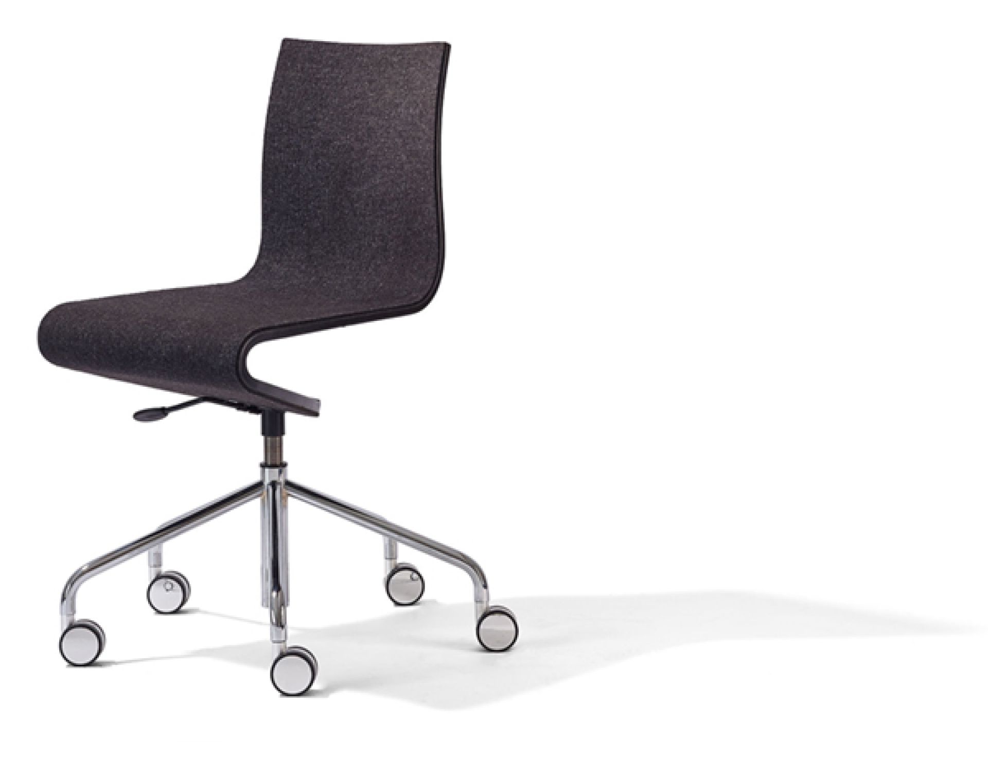 Moderner Bürostuhl mit grauem Stoffbezug, Chromgestell und Rollen für das Büro oder Homeoffice.