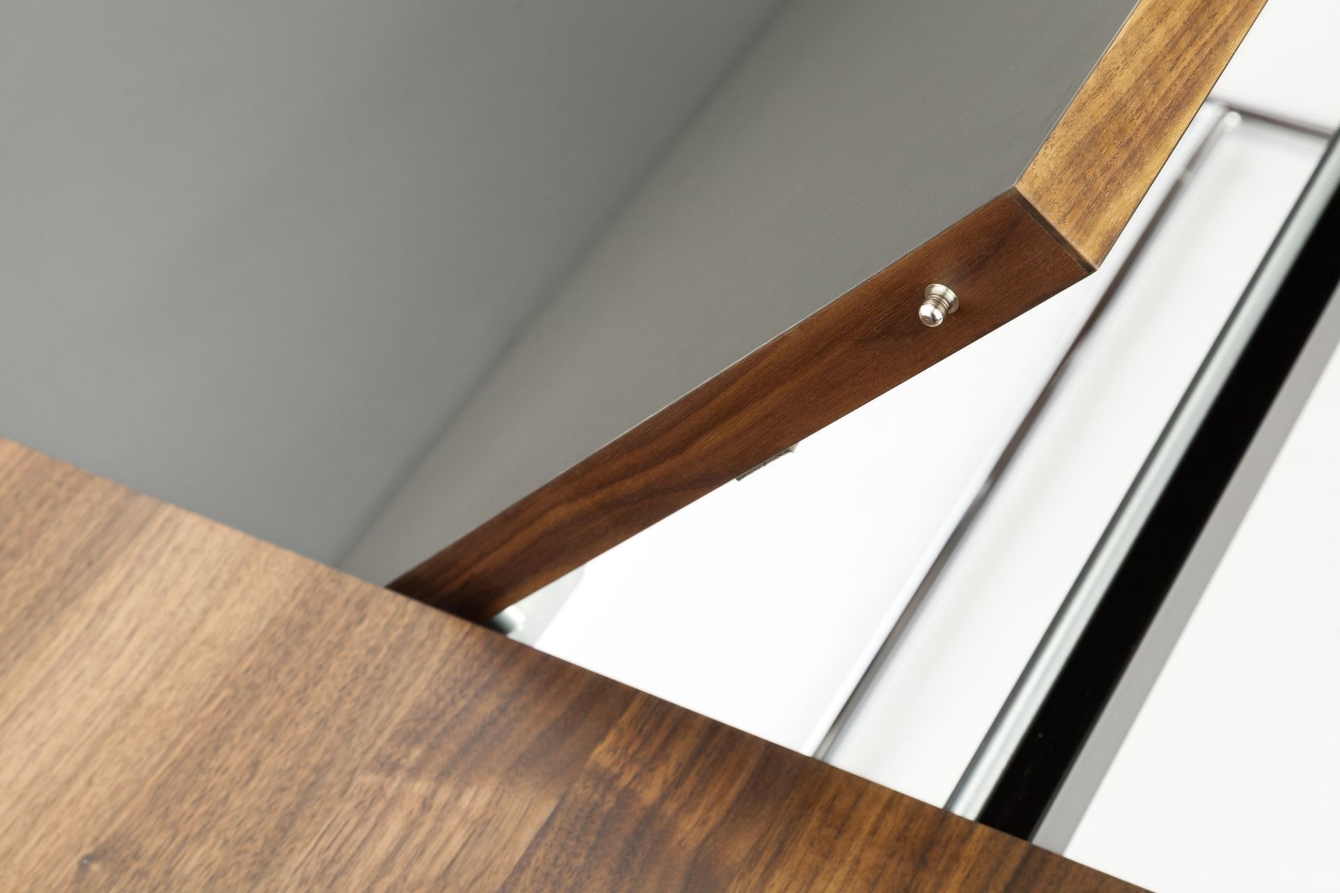 Detailaufnahme des Thonet S 1072 Esstisches mit Ausziehfunktion, Holzrahmen, grauer Tischplatte und verchromtem Gestell.