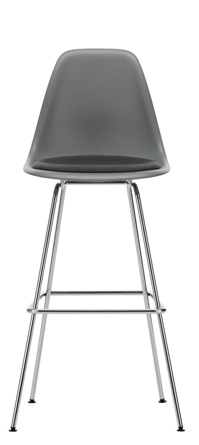 Eames Plastic Bar Stool von Vitra, grauer Barhocker mit Sitzpolster und verchromtem Gestell.