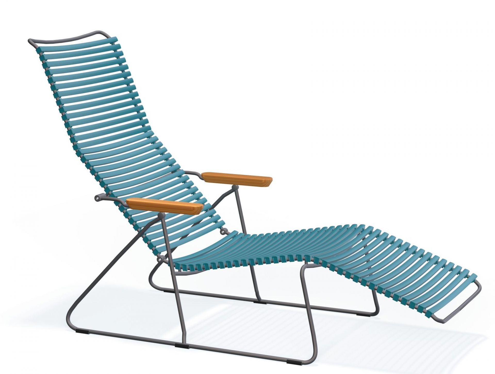 Click Sunlounger: Dunkelgraue Outdoor Sonnenliege von Houe mit blauen Kunststofflamellen und Armlehnen aus Bambusholz.