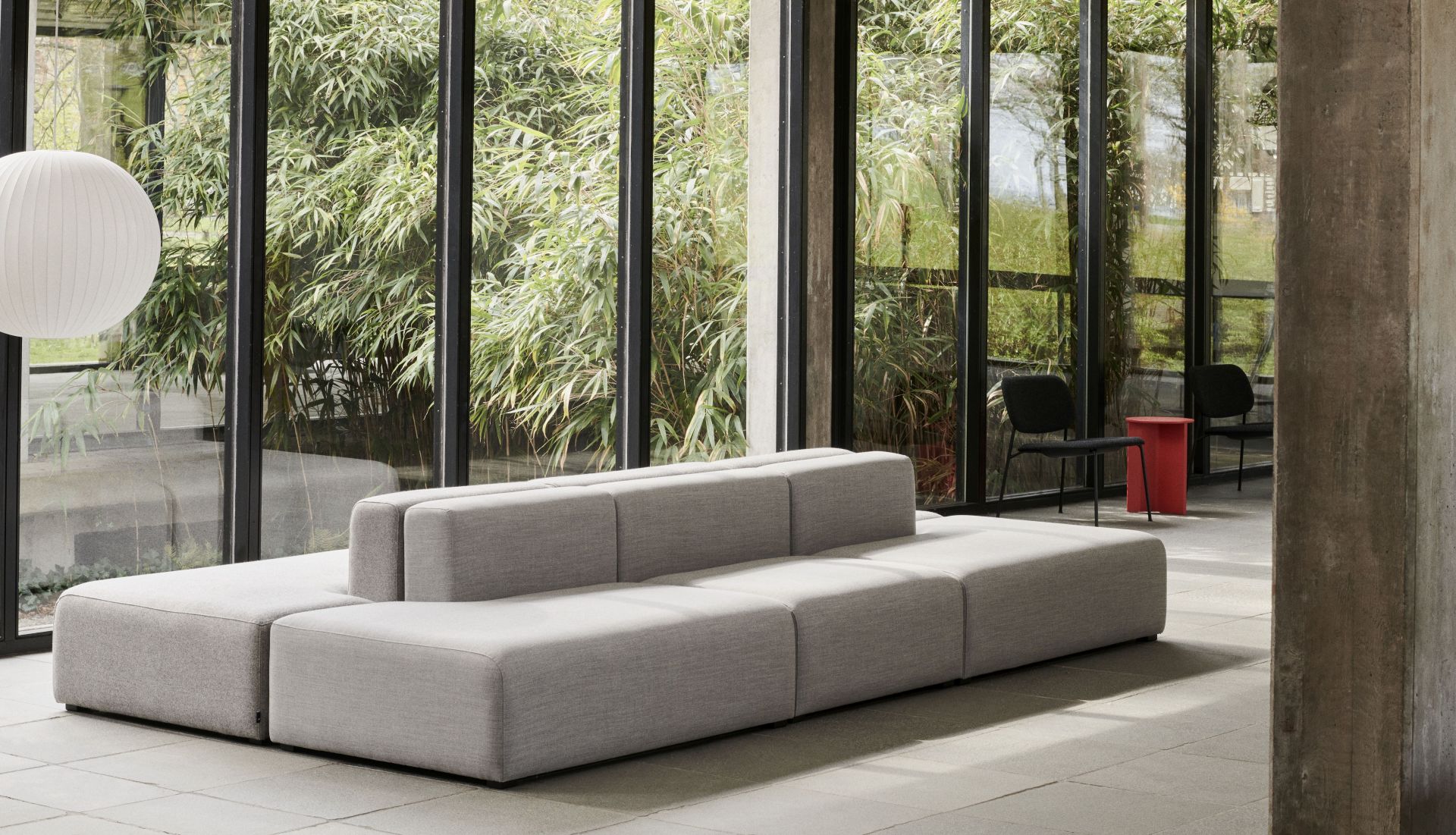 Graues Mags Sofa von Hay mit Rückenlehne in modernem Wohnzimmer, modulares Lounge Sofa.