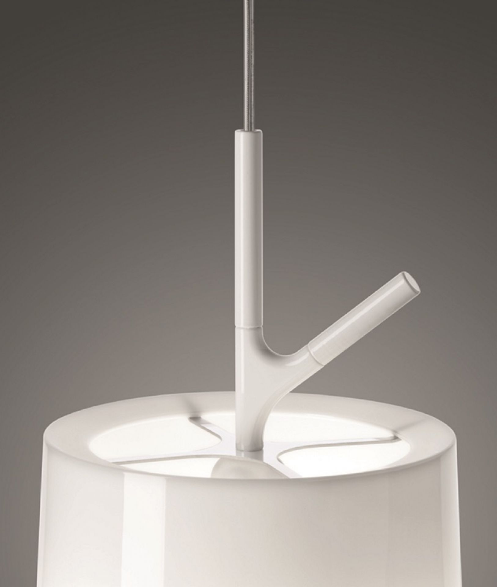Nahaufnahme der weißen Birdie Pendelleuchte von Foscarini, modernes Design mit Ast-Detail, Innenbeleuchtung.