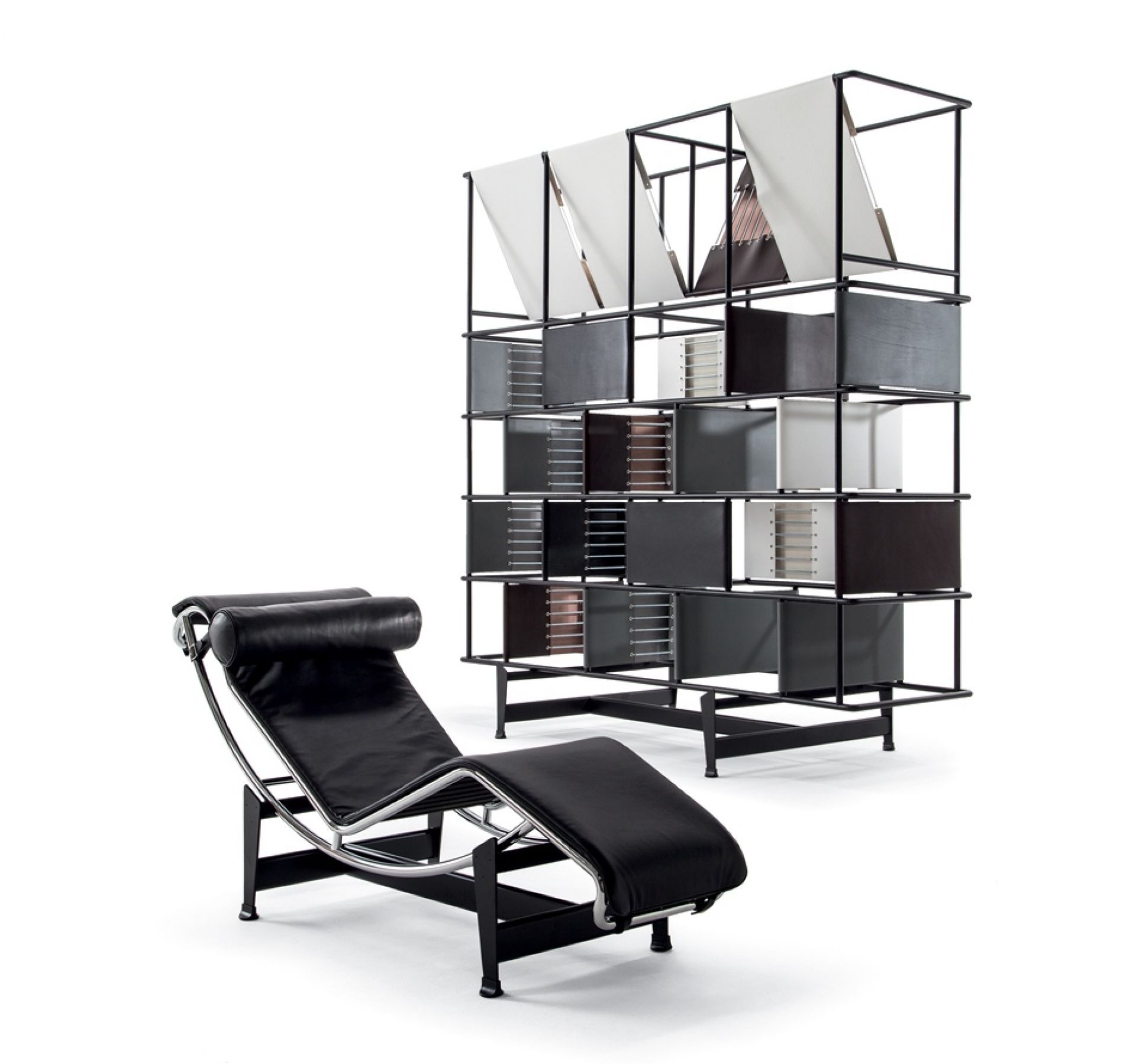 Schwarze Leder Chaise Longue mit verstellbarer Liegefläche und passendem Nackenkissen, modernes Regal im Hintergrund.