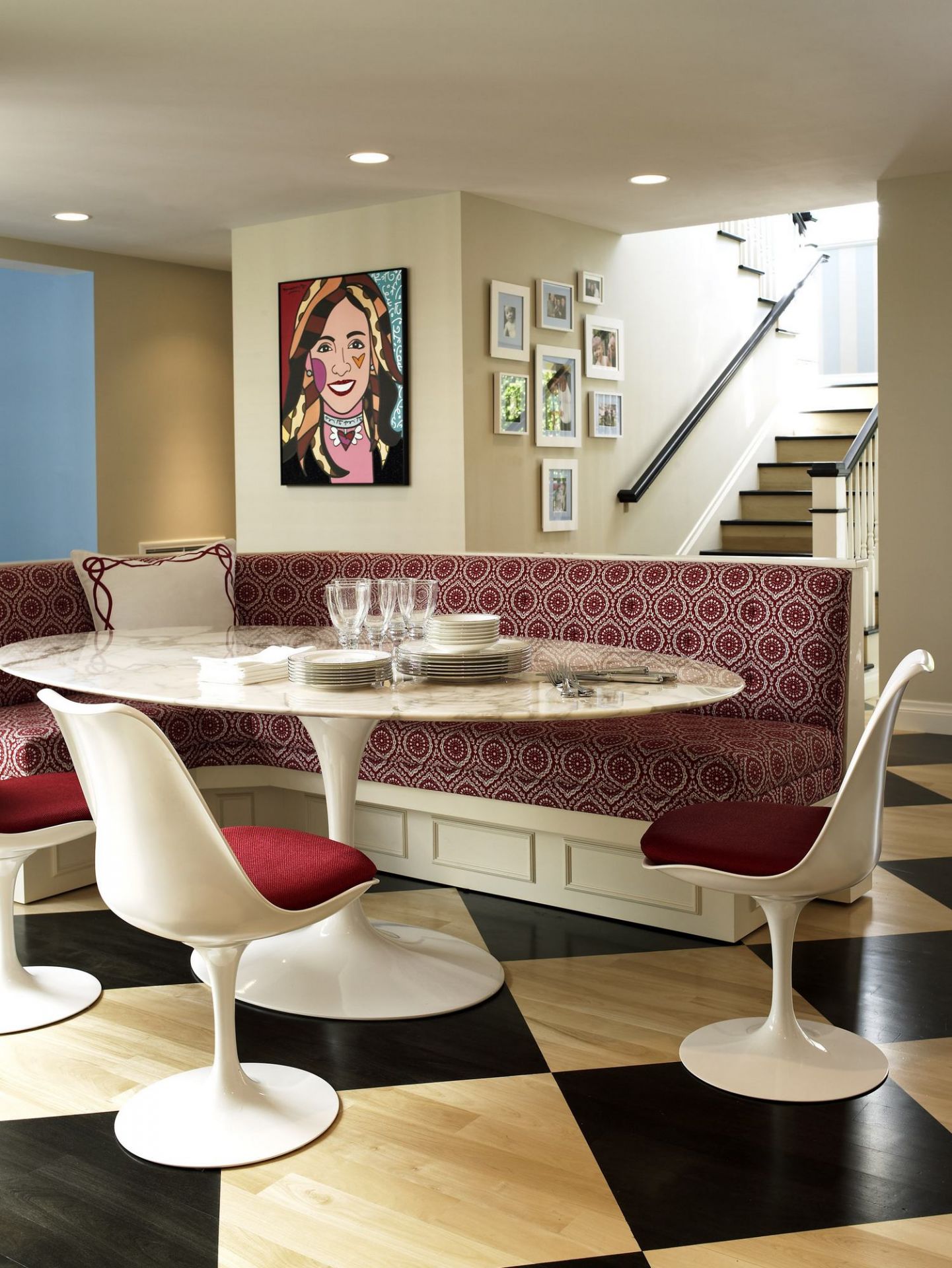 Esszimmer mit Knoll International Tulip Chair Stühlen, Marmortisch und rot gemusterter Eckbank.