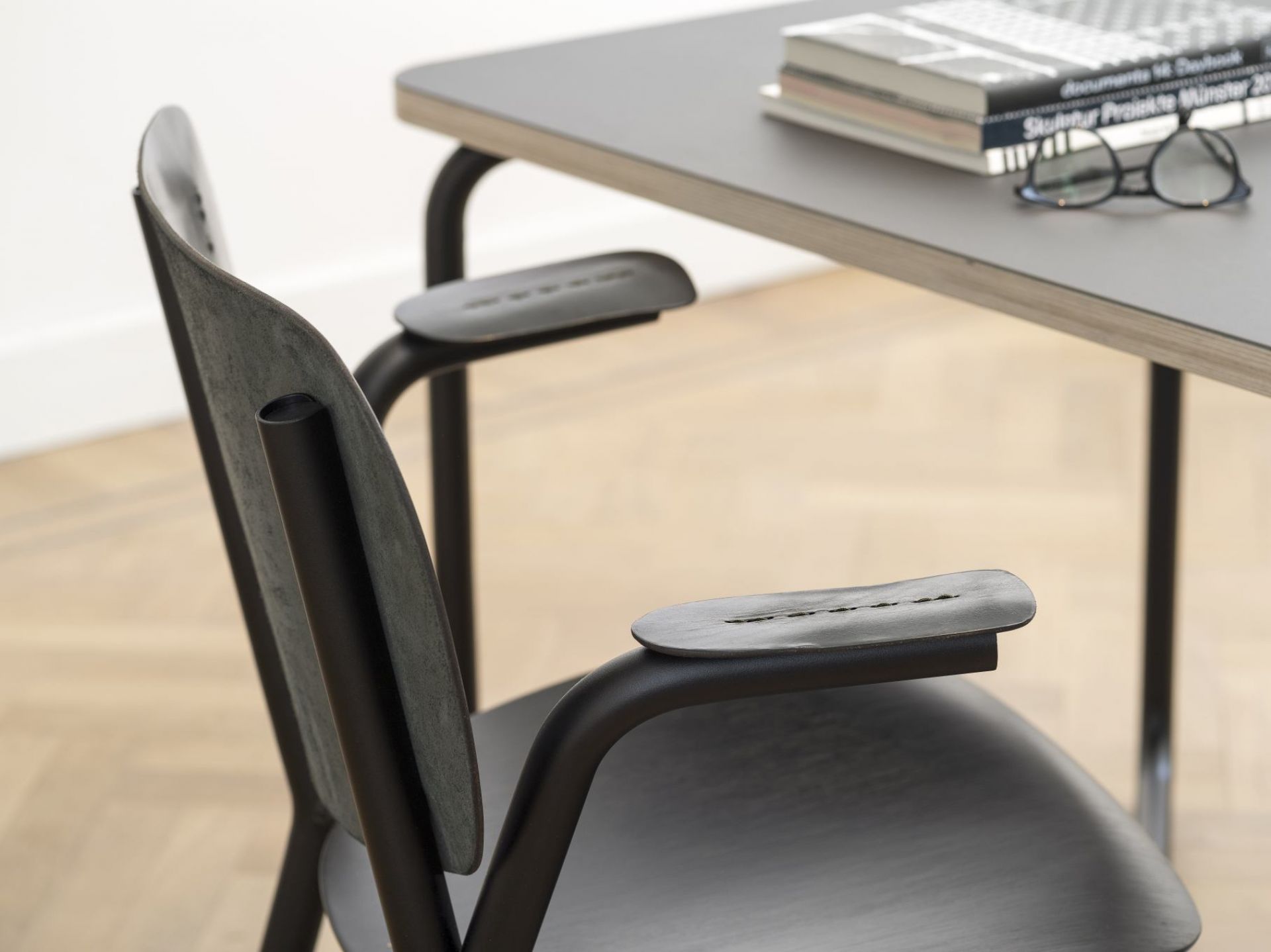Detailansicht des Emil Rosi Armchair Stuhls von Functionals in Schwarz mit Armlehnen.