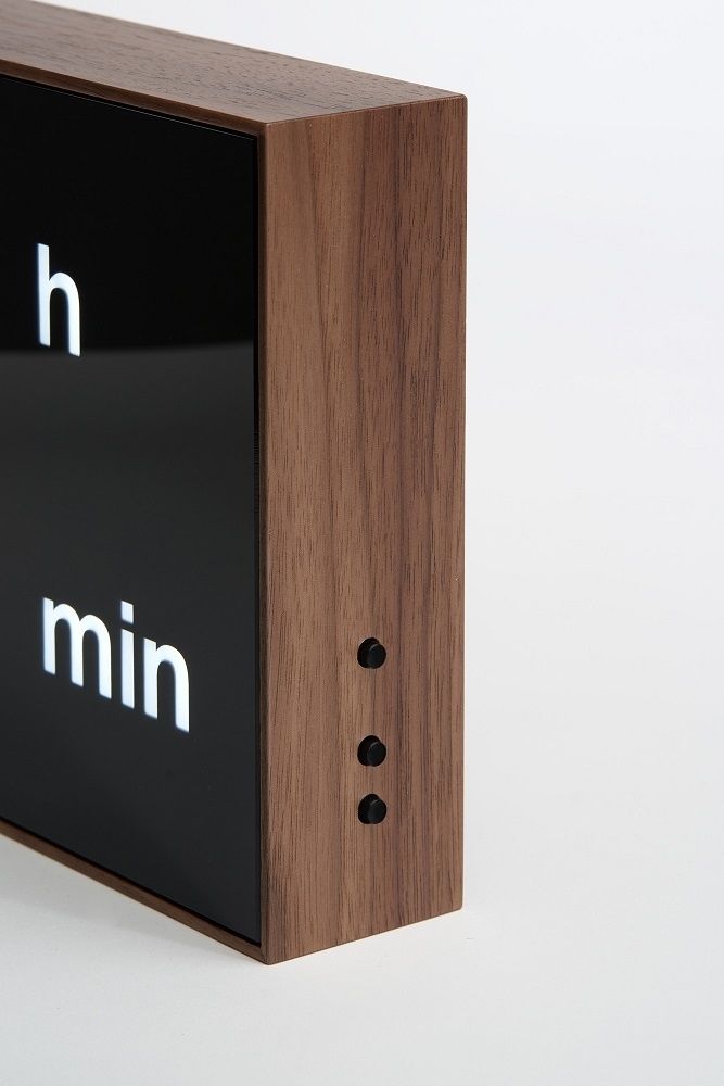 Detailansicht der Albert Clock Digitaluhr in Schwarz mit Holzrahmen und LED-Anzeige.