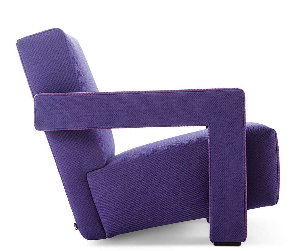 Cassina Utrecht Sessel 637 in Lila, Seitenansicht. Designklassiker für Wohnzimmer und stilvolles Interieur.