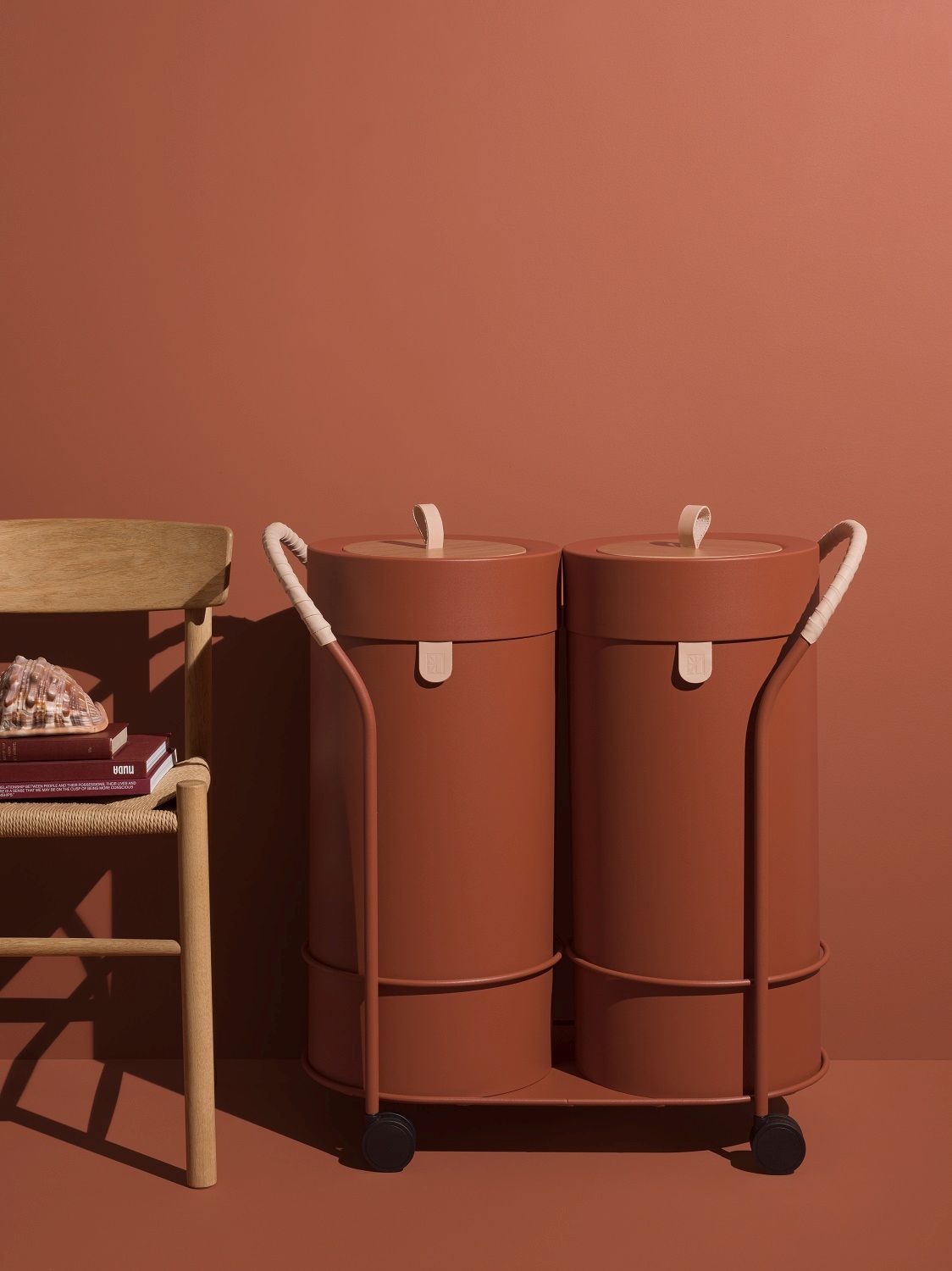 Bin There Mülleimer zur Mülltrennung in Terrakotta mit Holzdeckel und Rollen, skandinavisches Design.