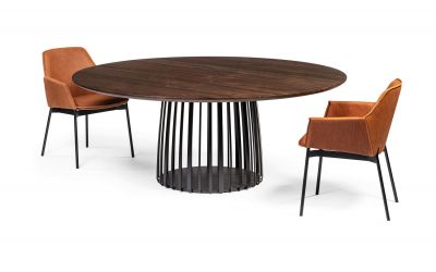 Runder BC 07 Basket Tisch von Janua mit dunkler Holzplatte und zwei Armlehnstühlen.