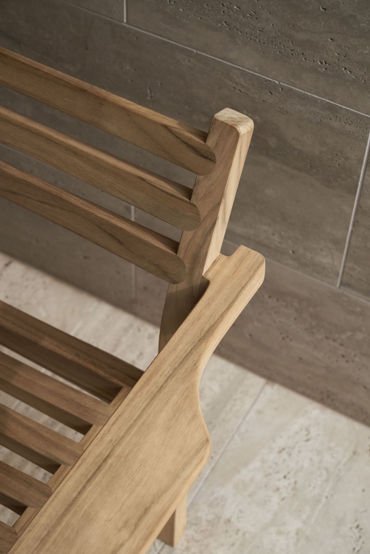 Detailaufnahme des AH601 Armlehnstuhls von Carl Hansen & Søn aus Teakholz für den Außenbereich.