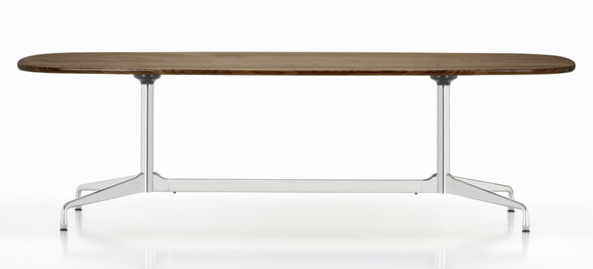 Eames Segmented Table Esstisch in Bootsform mit Holzplatte und silbernem Untergestell.