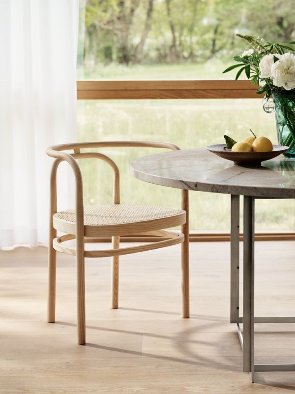 PK 15 Stuhl von Fritz Hansen: Massivholz Esche, natur lackiert mit Wiener Geflecht Sitzfläche.