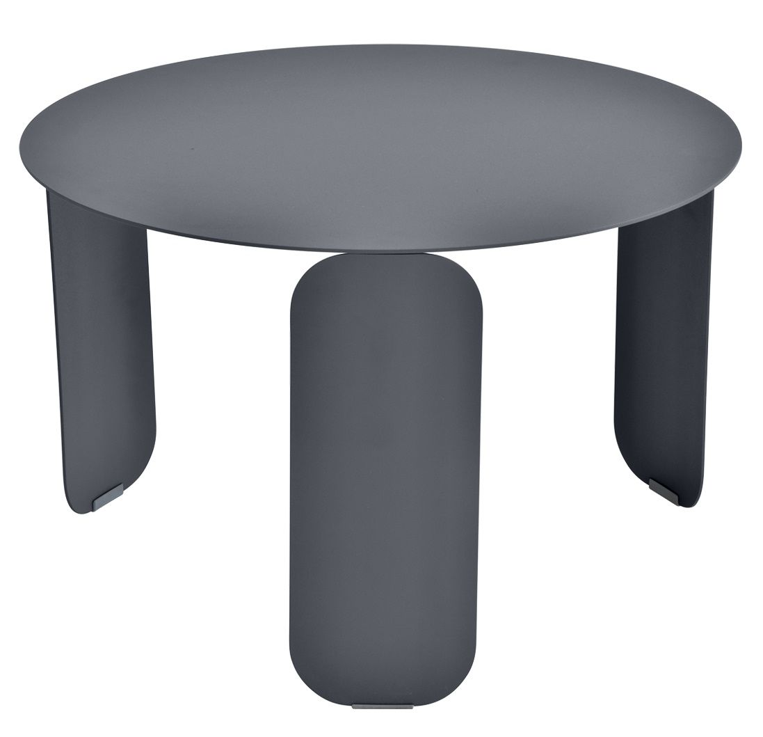 Grauer Bebop Low Table von Fermob, runder Outdoor-Tisch mit drei Beinen, modernes Design.