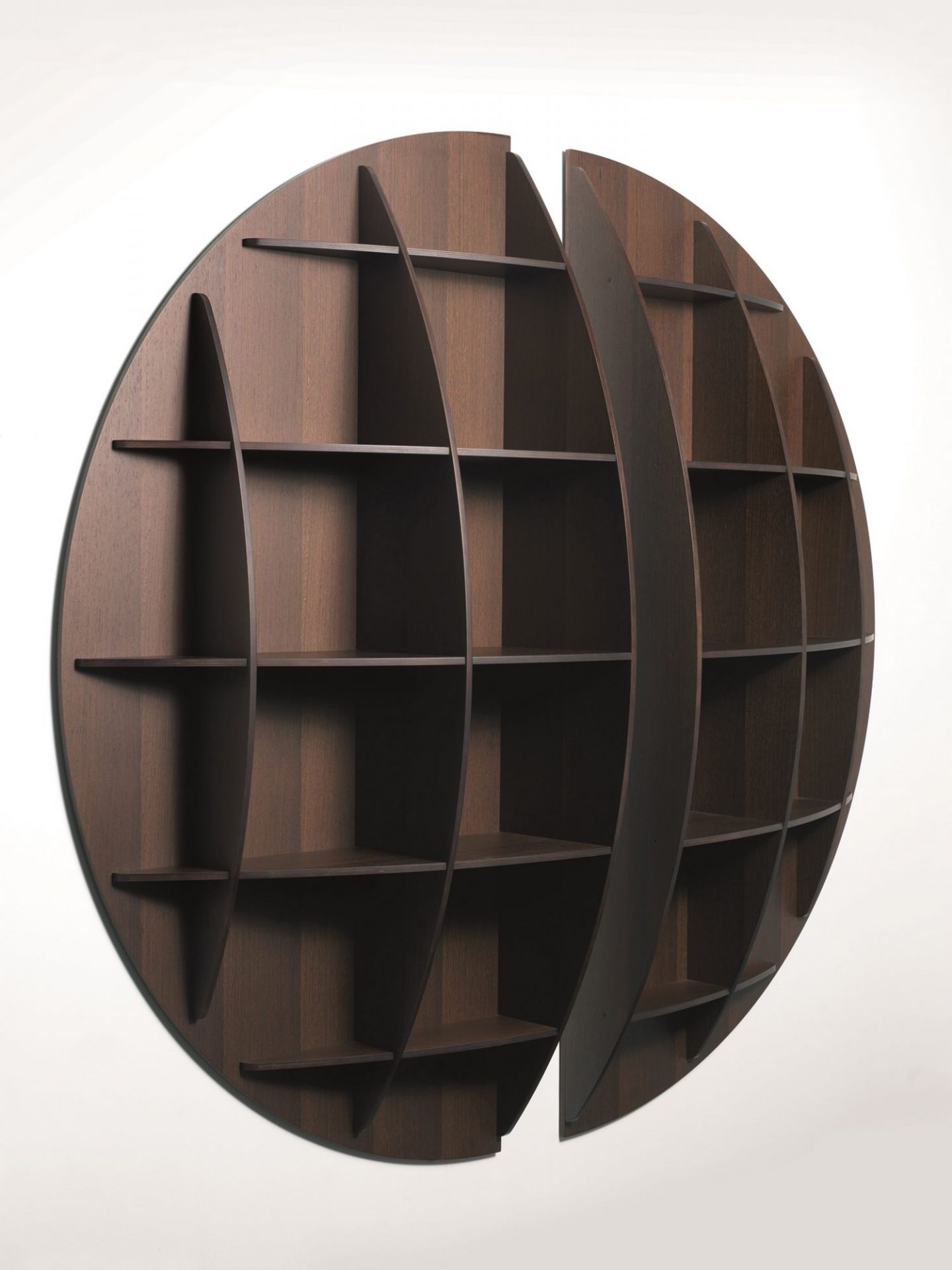 Continental Sphärisches Bücherregal aus Nussbaumholz: Modernes Wandregal in Kugelform für Wohnzimmer und Büro.
