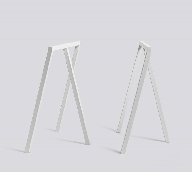 Zwei weiße Loop Stand Frame Böcke von Hay, ideal für Schreibtische und Tische.