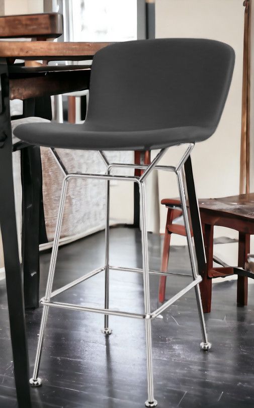 Bertoia Barhocker mit grauem Kernleder-Sitz und verchromtem Gestell, ideal für moderne Küchen.