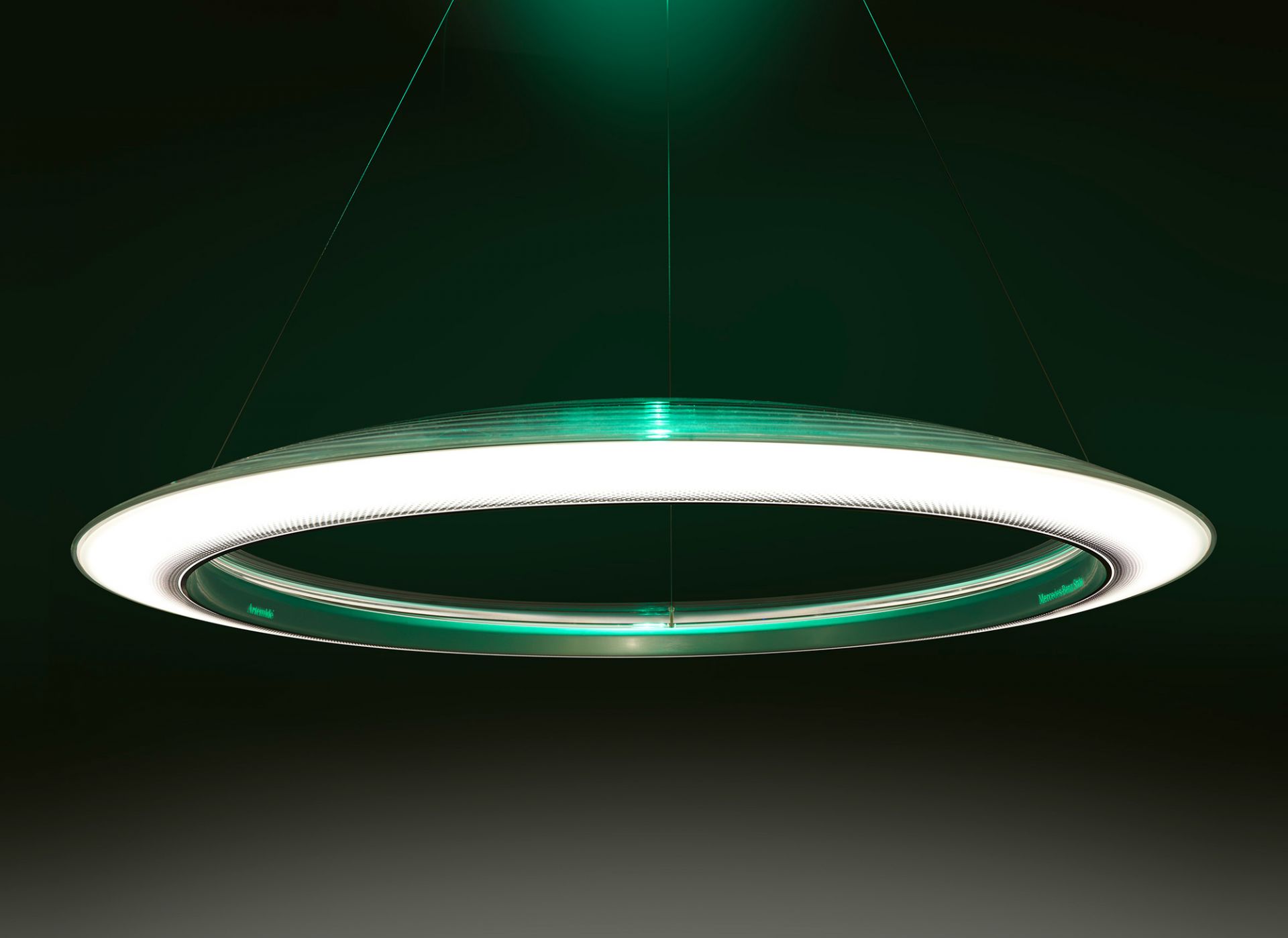 Ameluna Pendelleuchte von Artemide, modernes Design mit ringförmiger LED und grüner Akzentbeleuchtung, dimmbar.