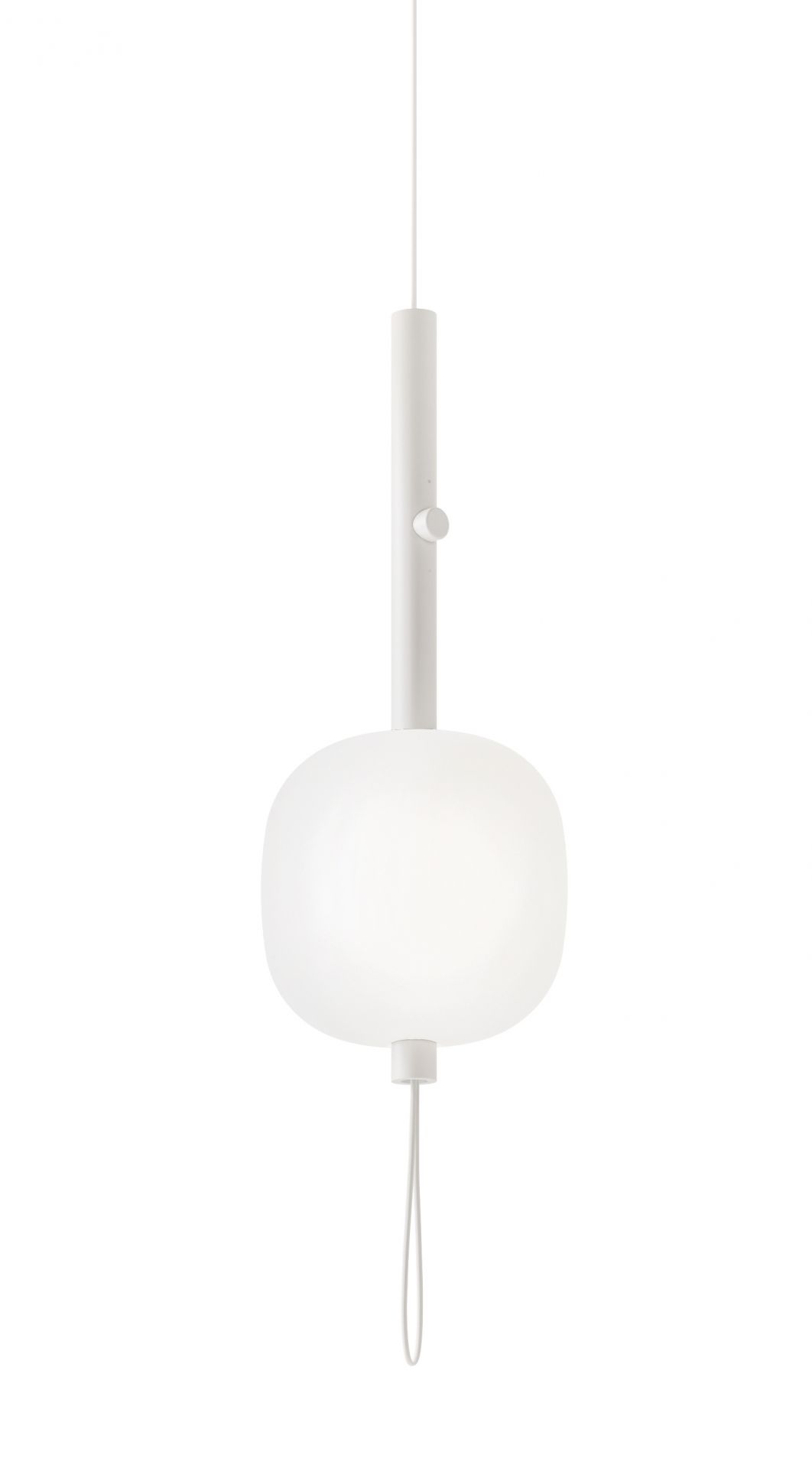 Weiße Motus Pendelleuchte von Kdln mit rundem Lampenschirm und minimalistischem Design.