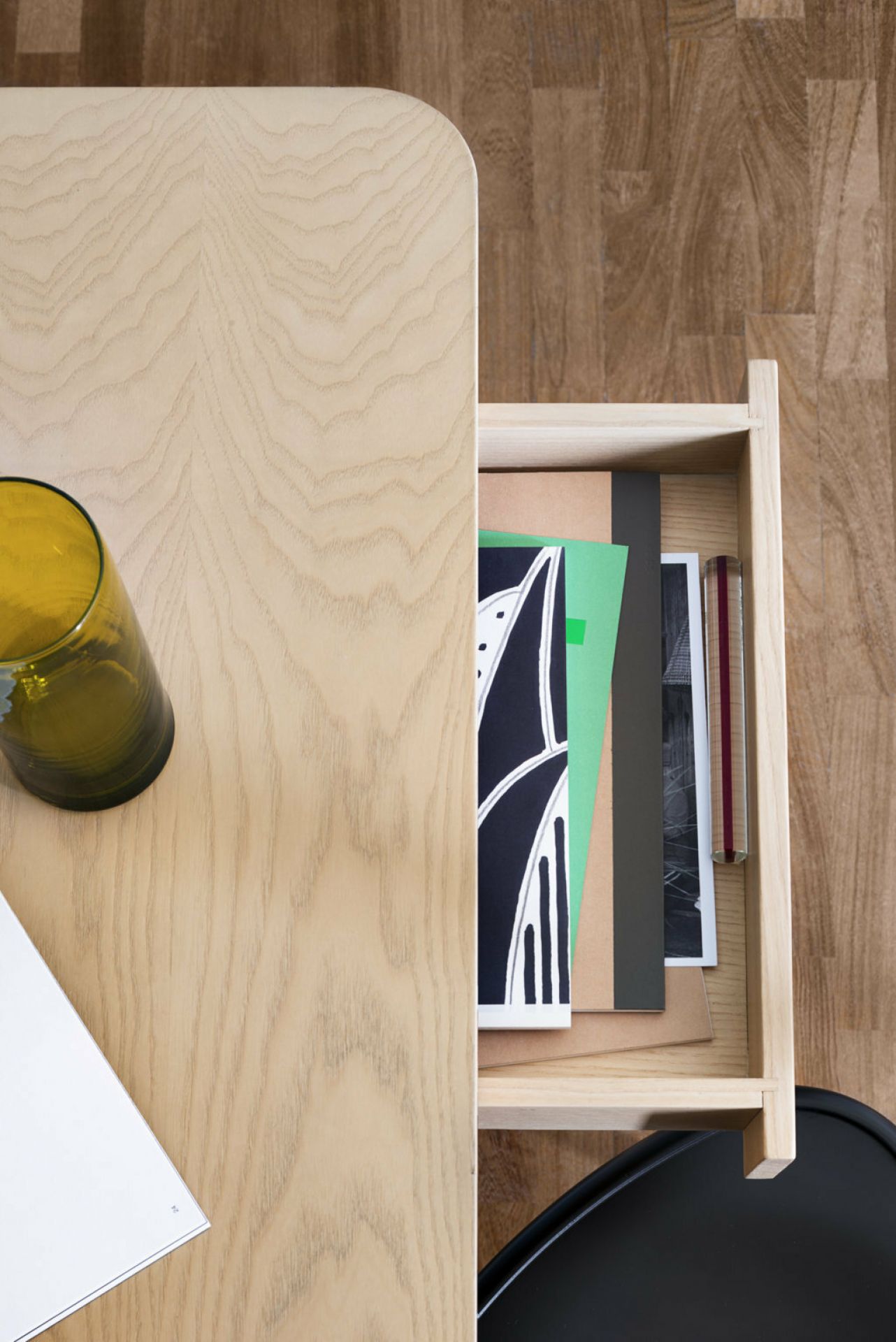 Detailaufnahme Allegory Desk Schreibtisch: Holzschreibtisch mit Schublade, Schreibutensilien und Glas. Wiener GTV Design Büromöbel.